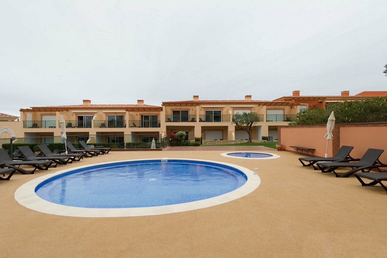 Boavista Golf & Spa - Bela Colina Holidays Lagos Ngoại thất bức ảnh A swimming pool with a safety cover